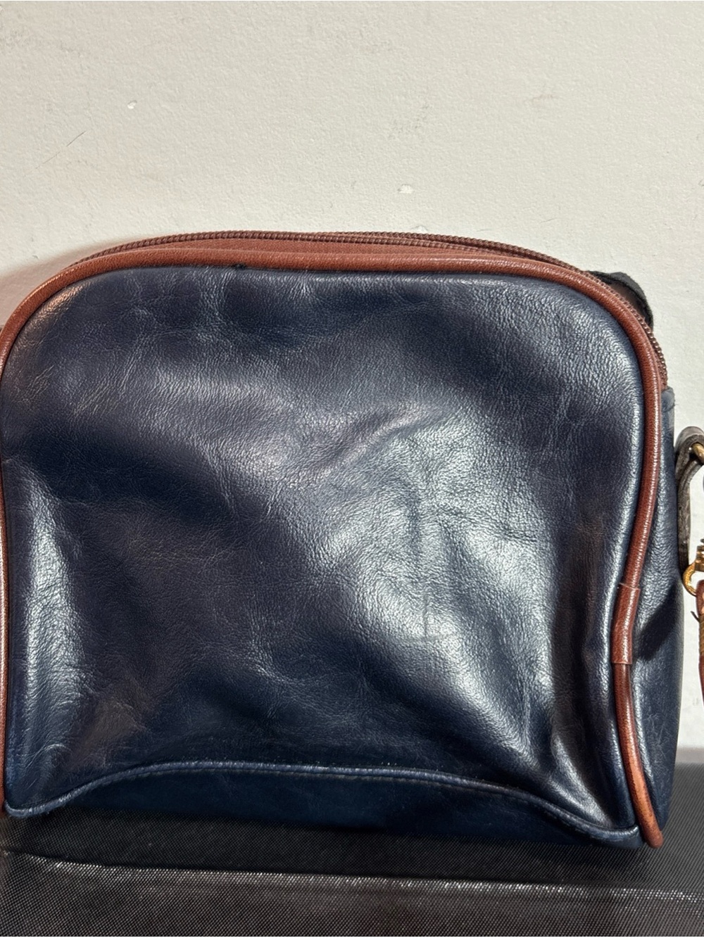 Carryland Vintage Navy and Brown Leather Crossbody 9/13 - Picture 4 of 11